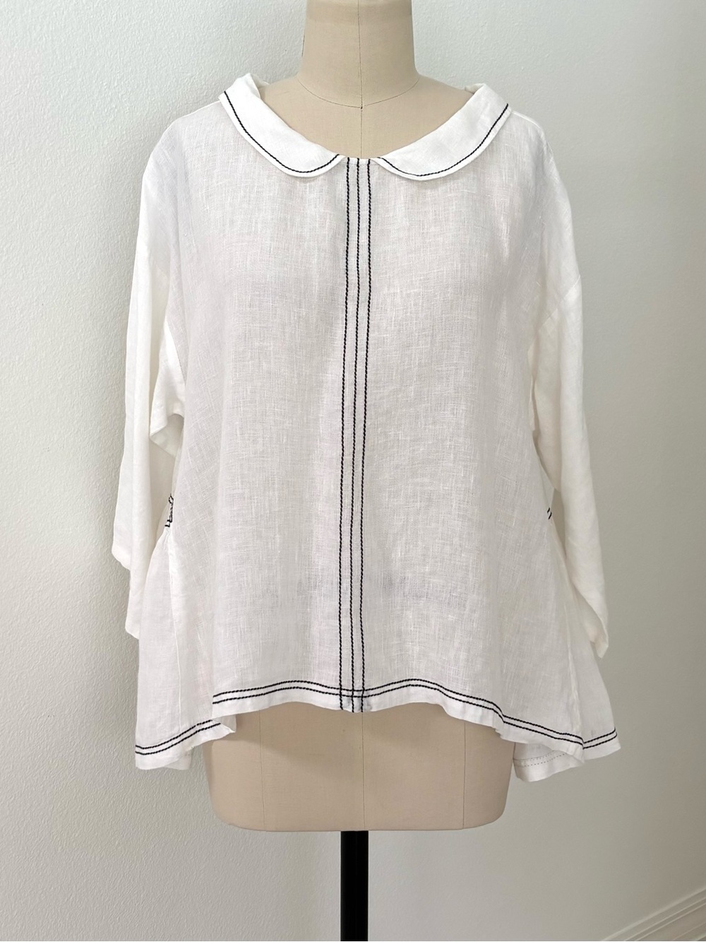 MegbyDesign Audrey Top White Linen-Black Stitching Swing Silhouette Relaxed OS